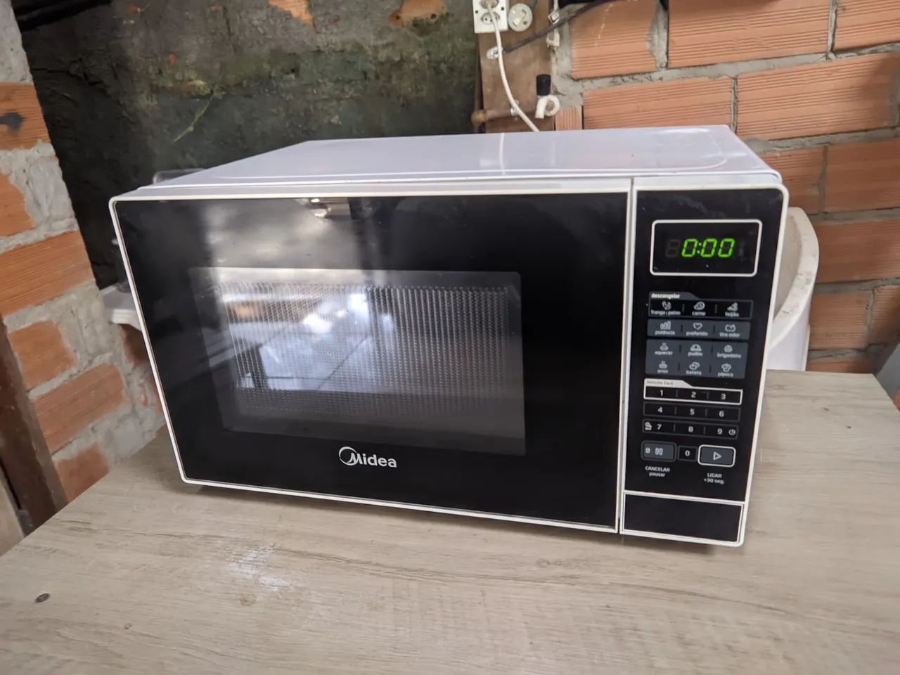 Microondas 25L funcionando perfeitamente.