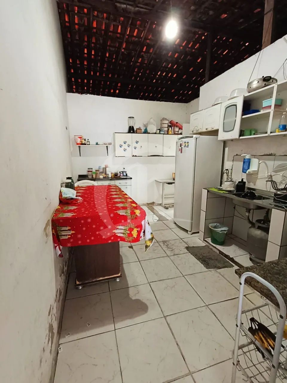 Casa com três quartos, excelente para ponto comercial, na avenida principal do Augusto Fra - Foto 9