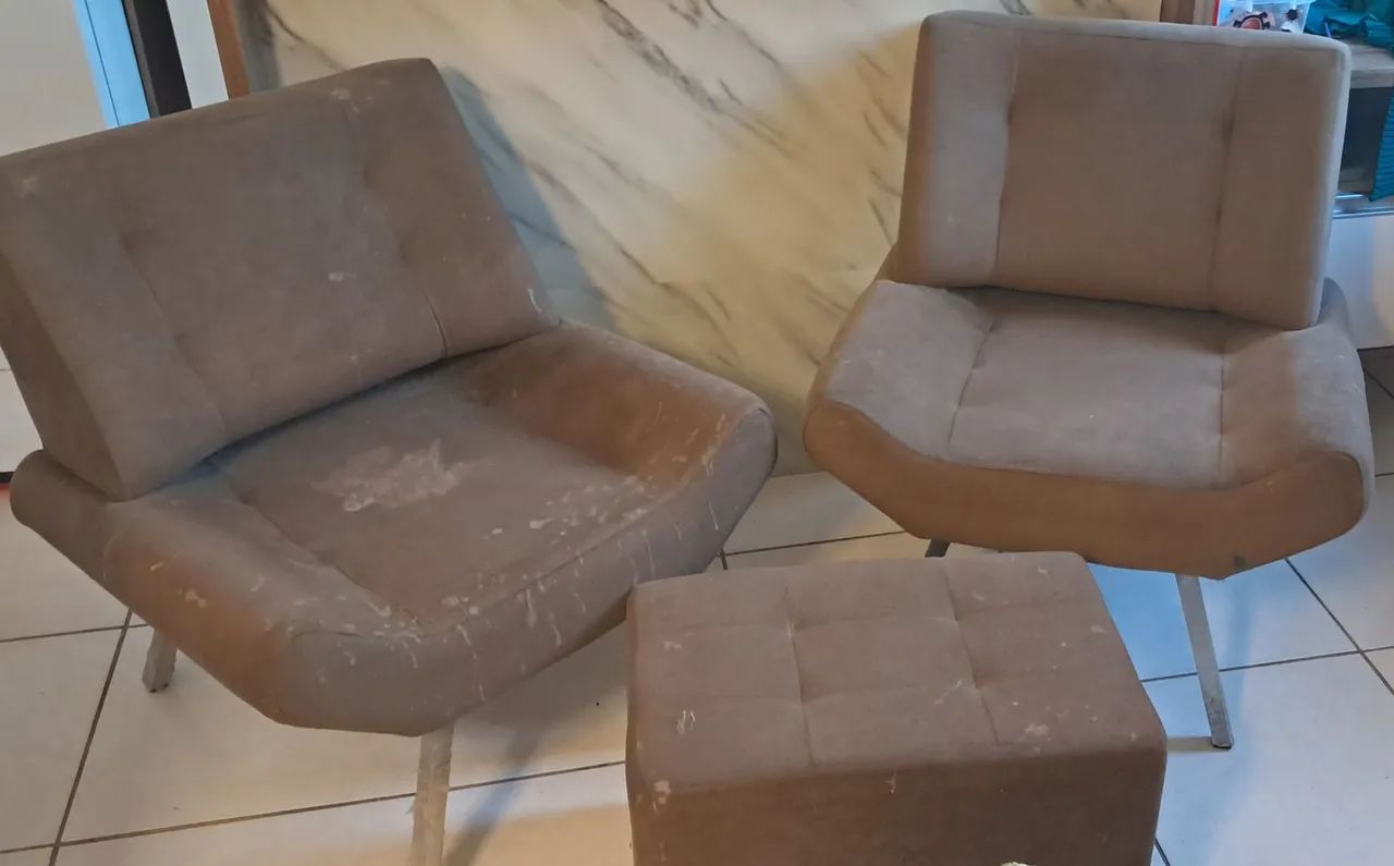 Duas poltronas e um puff.