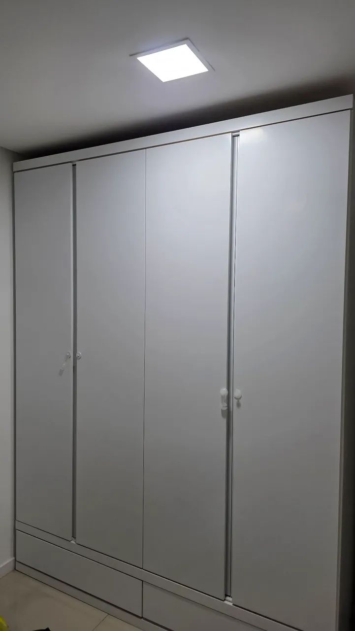 Guarda roupa branco