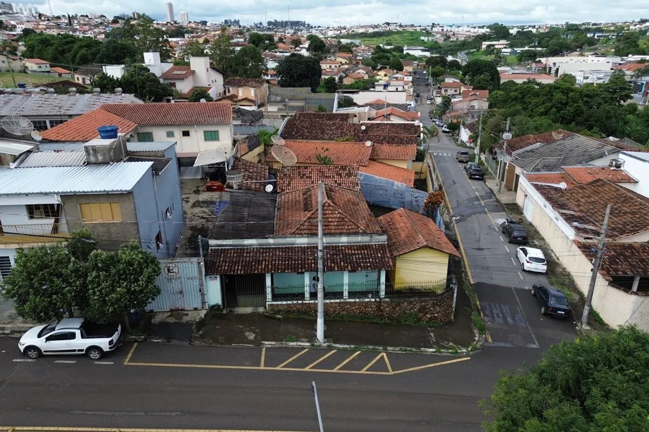 CASA DE ESQUINA À VENDA NO CENTRO DE ARAXÁ/MG  RUA UBERABA - Foto 2