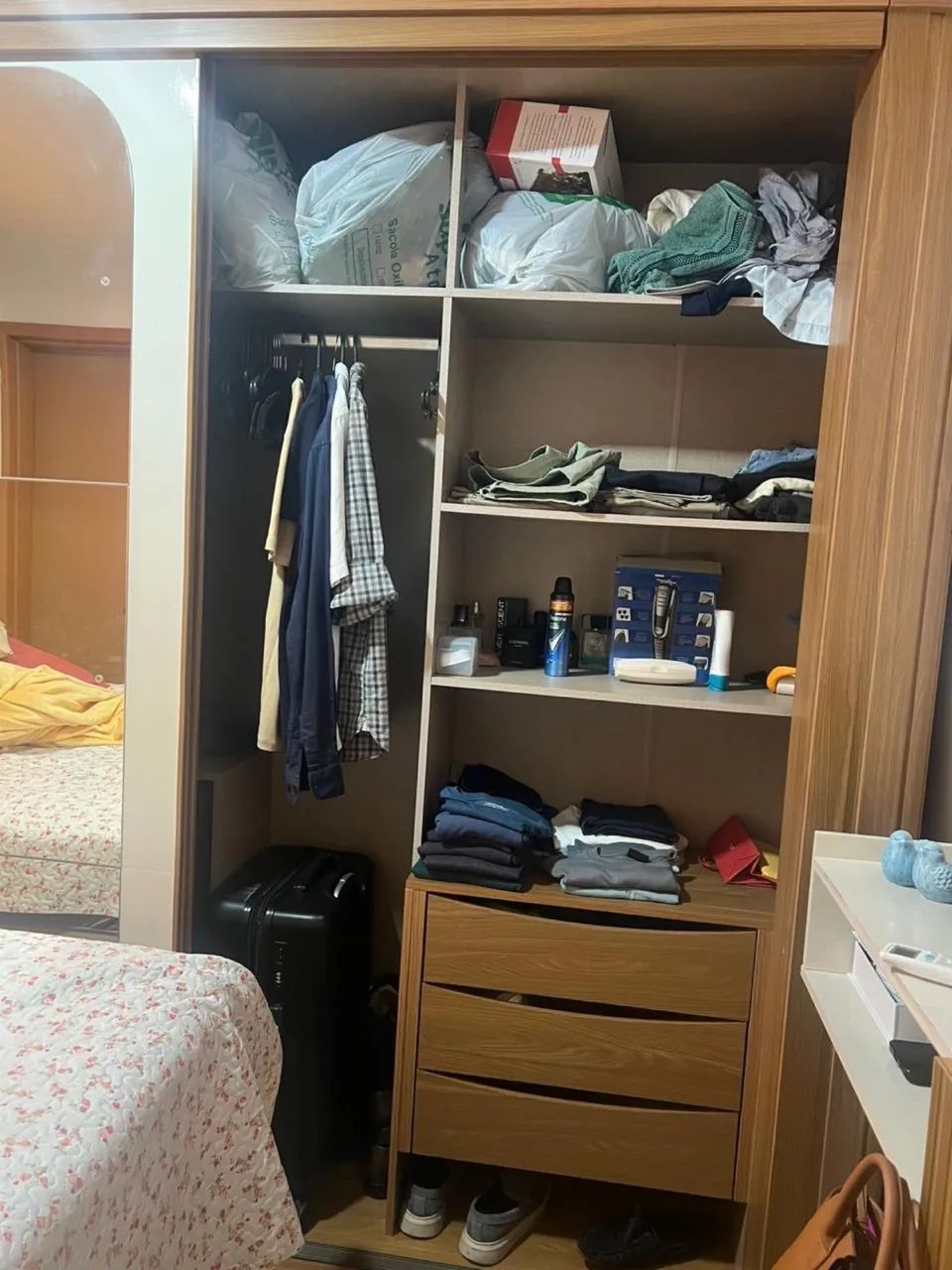 Guarda Roupa GRANDE em madeira legítima  - Foto 2