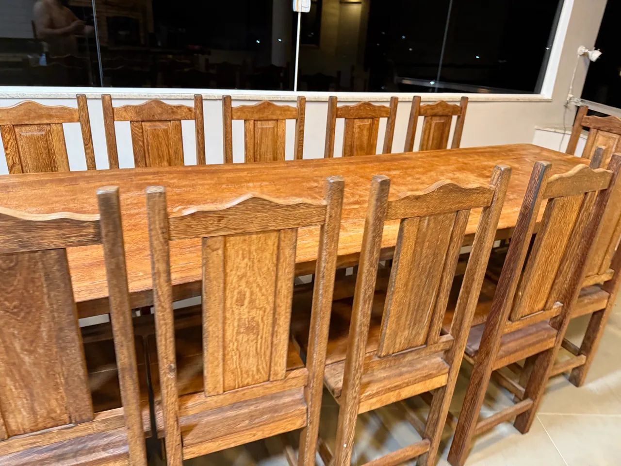 Mesa 12 cadeiras madeira maciça  - Foto 4