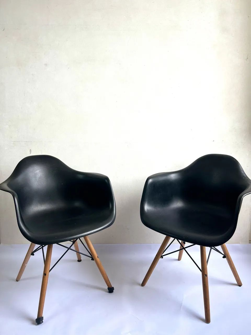 CADEIRA CHARLES EAMES EIFFEL COM BRAÇOS _ PRETA 