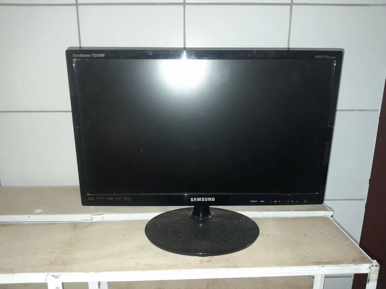 Vende-se TV Samsung 21.5 polegadas Quebrada