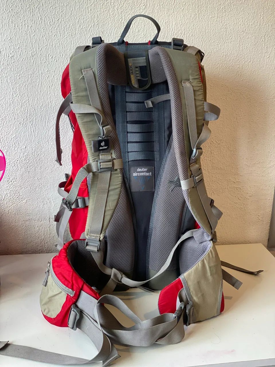 Mochila Deuter ACT Lite 50+10 Original - Excelente para trekking, camping e viagens! - Foto 5