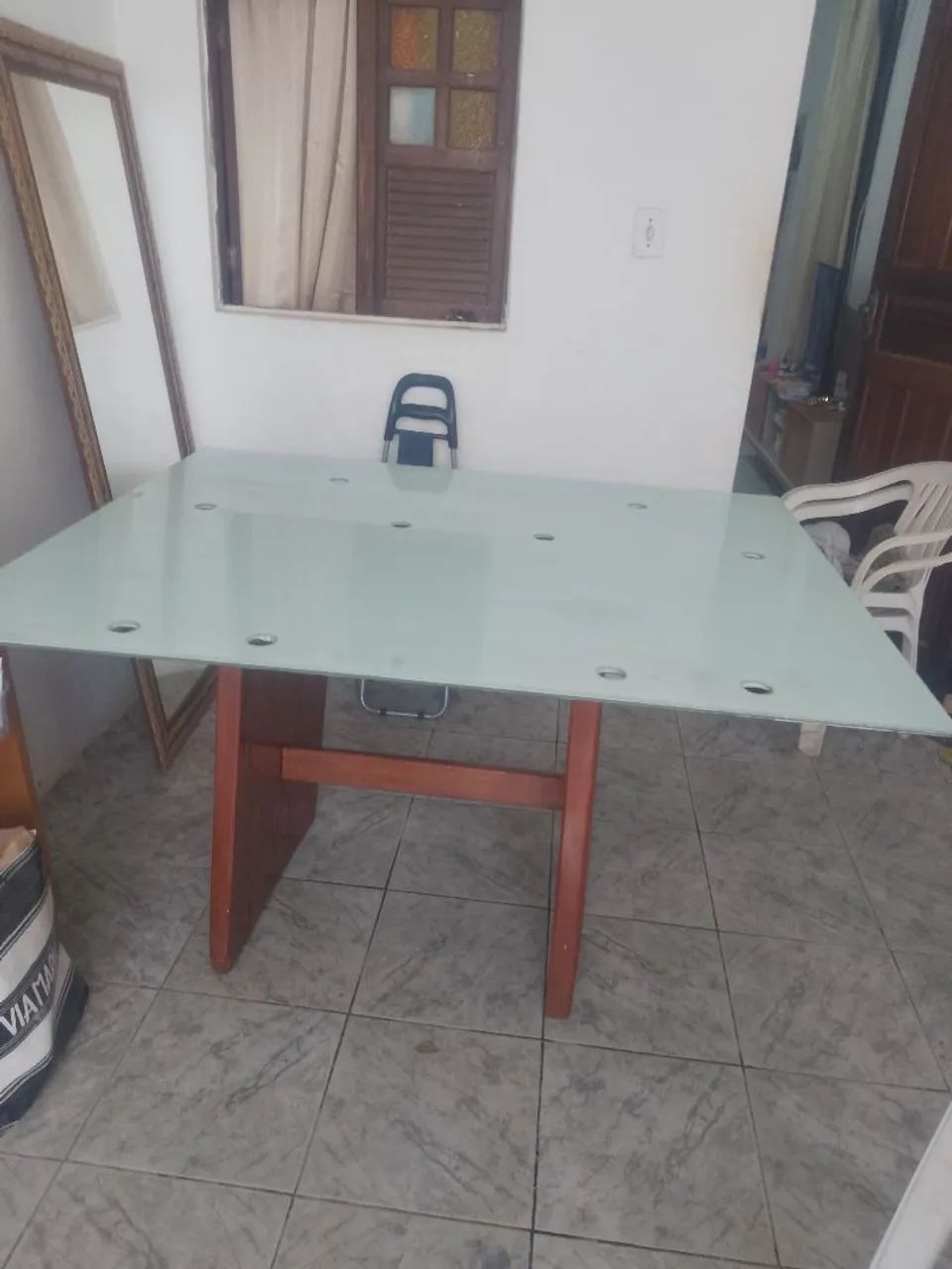 Mesa de vinhático, decorada 