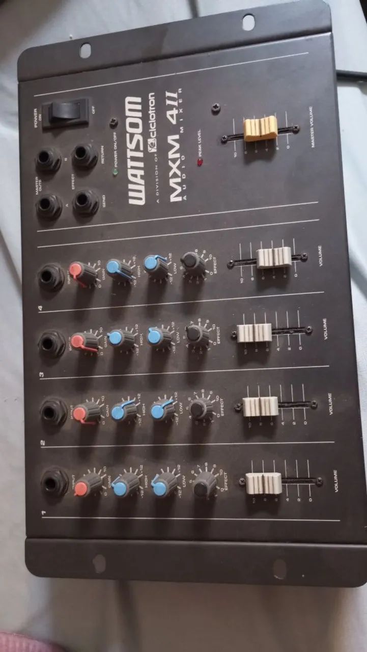 Mesa de som 4 canal 