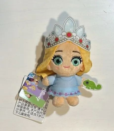 Bonequinha bebê Rapunzel com coroa e Pascal importada Japão