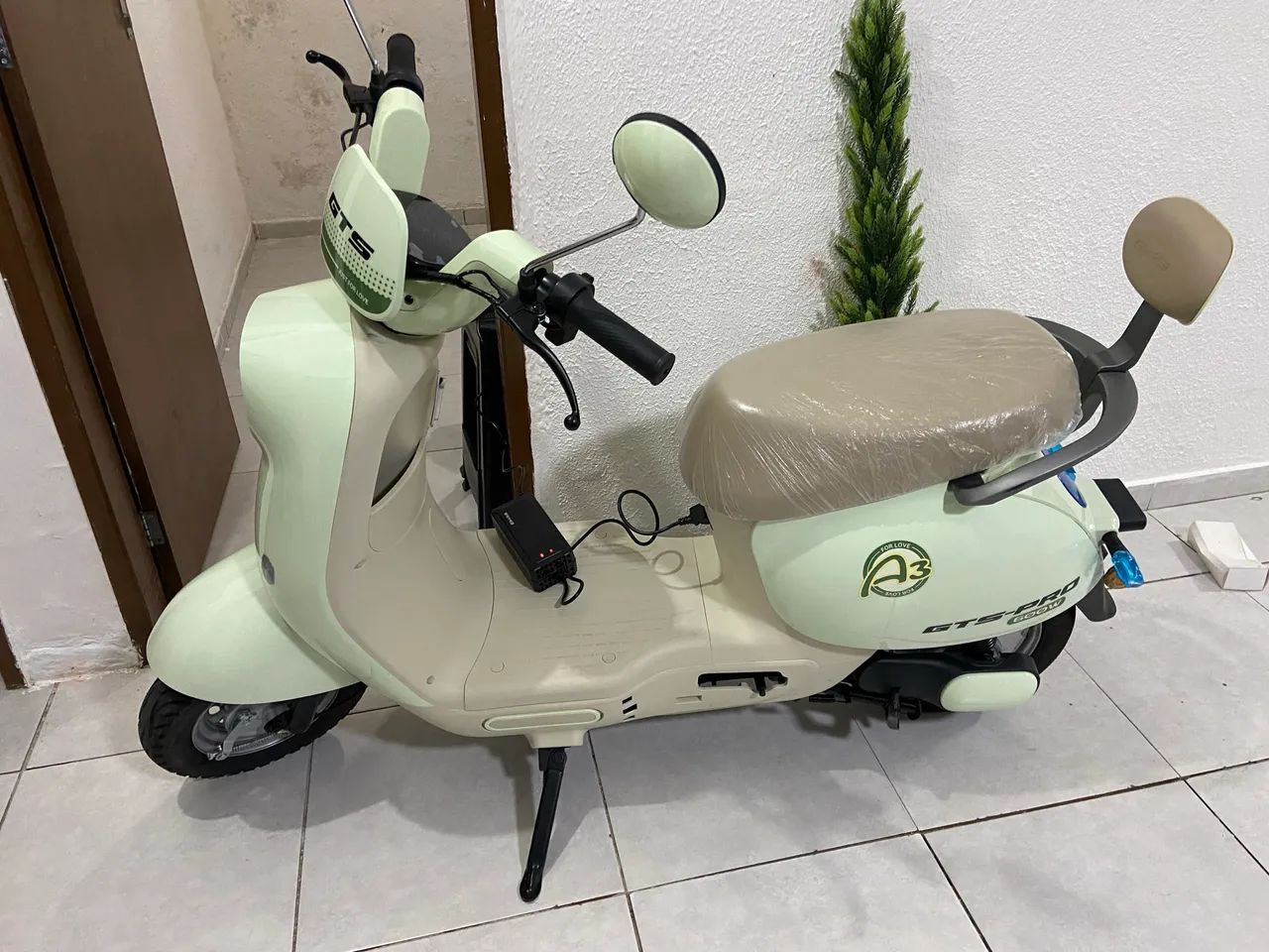 Moto elétrica charmosa 