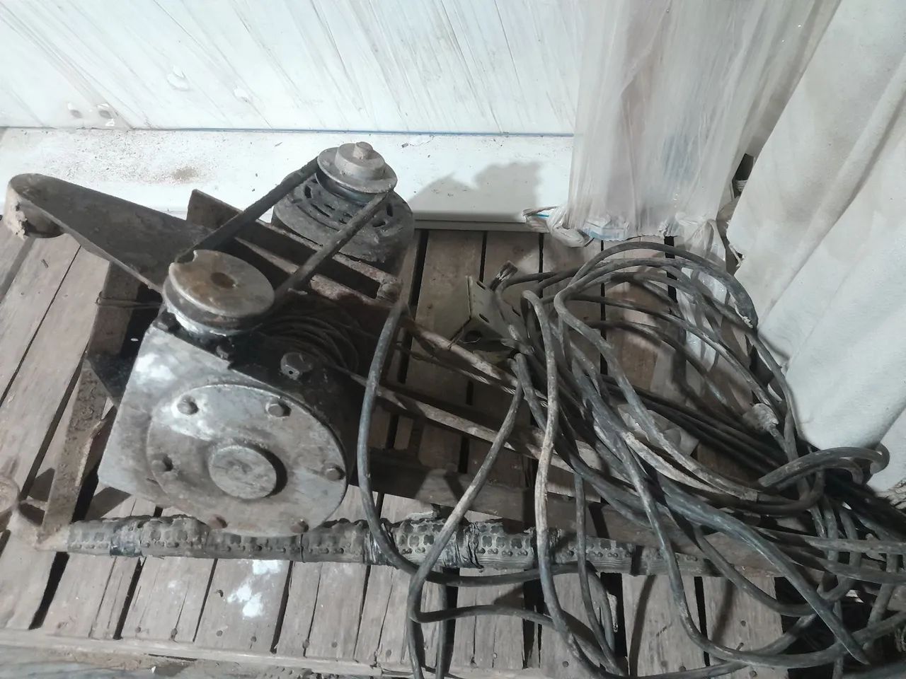 Vendo guincho de obra 