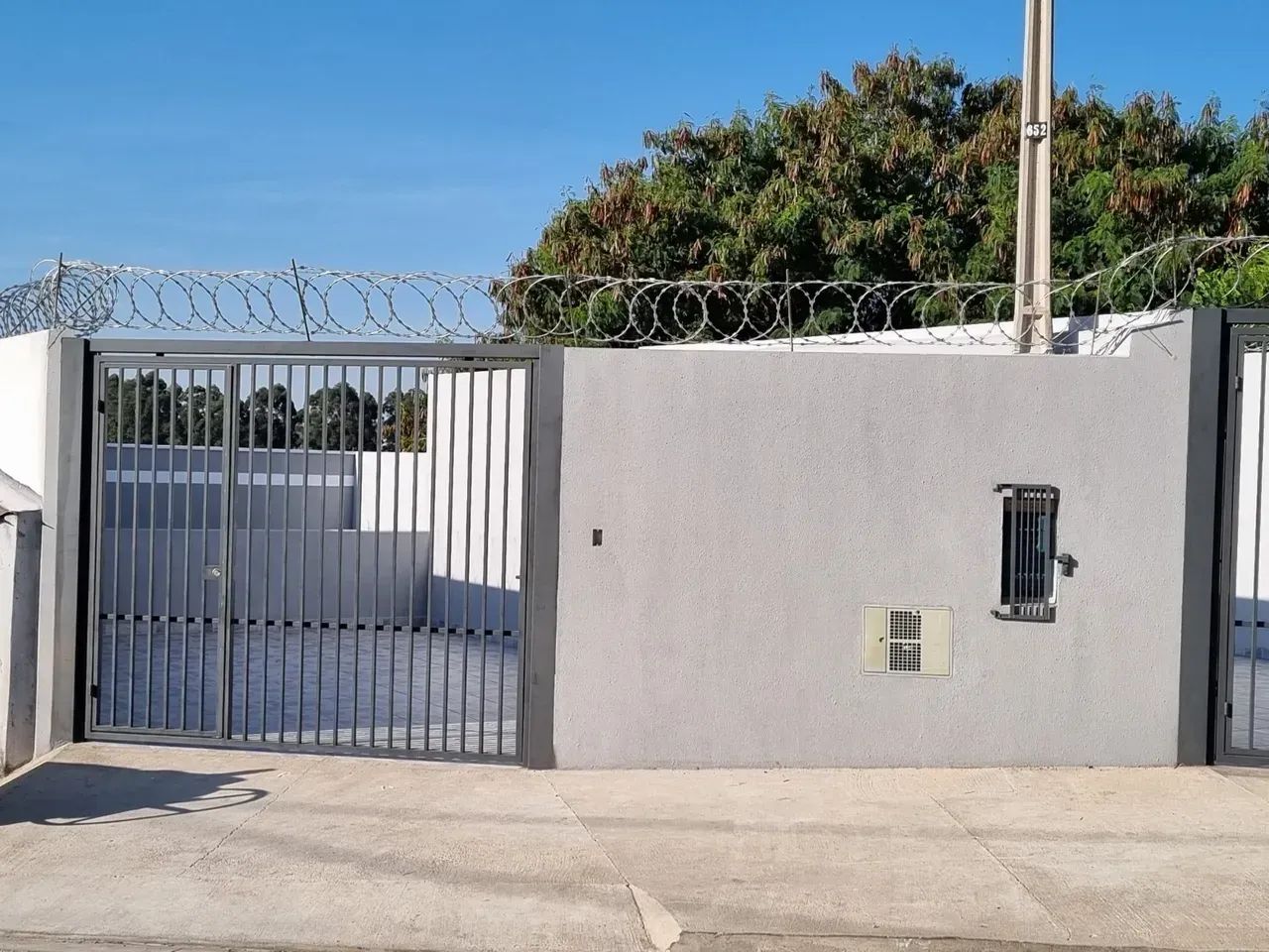 Casa Moderna com Quintal e 2 Vagas de Garagem - Foto 2