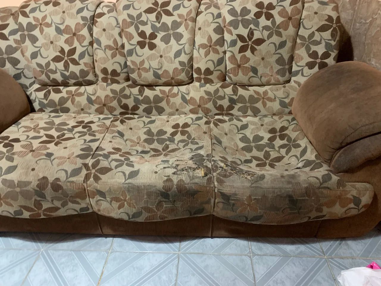 Sofa otima estrutura precisando de reforma - Foto 3