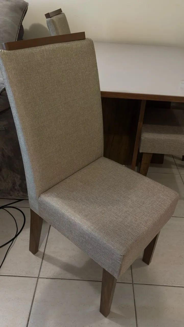 Mesa de Jantar com 4 Cadeiras Estofadas - Tampo Branco - Foto 3