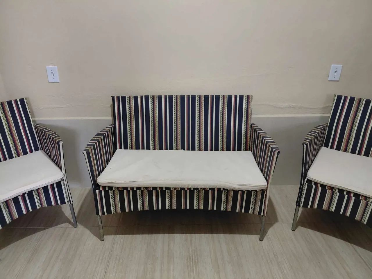 Vendo jogo de poltronas com mesa de centro com vidro 
