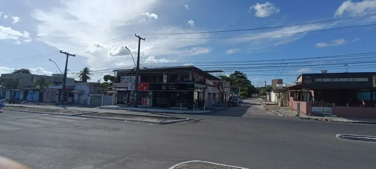 CASA COM PONTOS COMERCIAIS DE FRENTE AO CARREFOUR