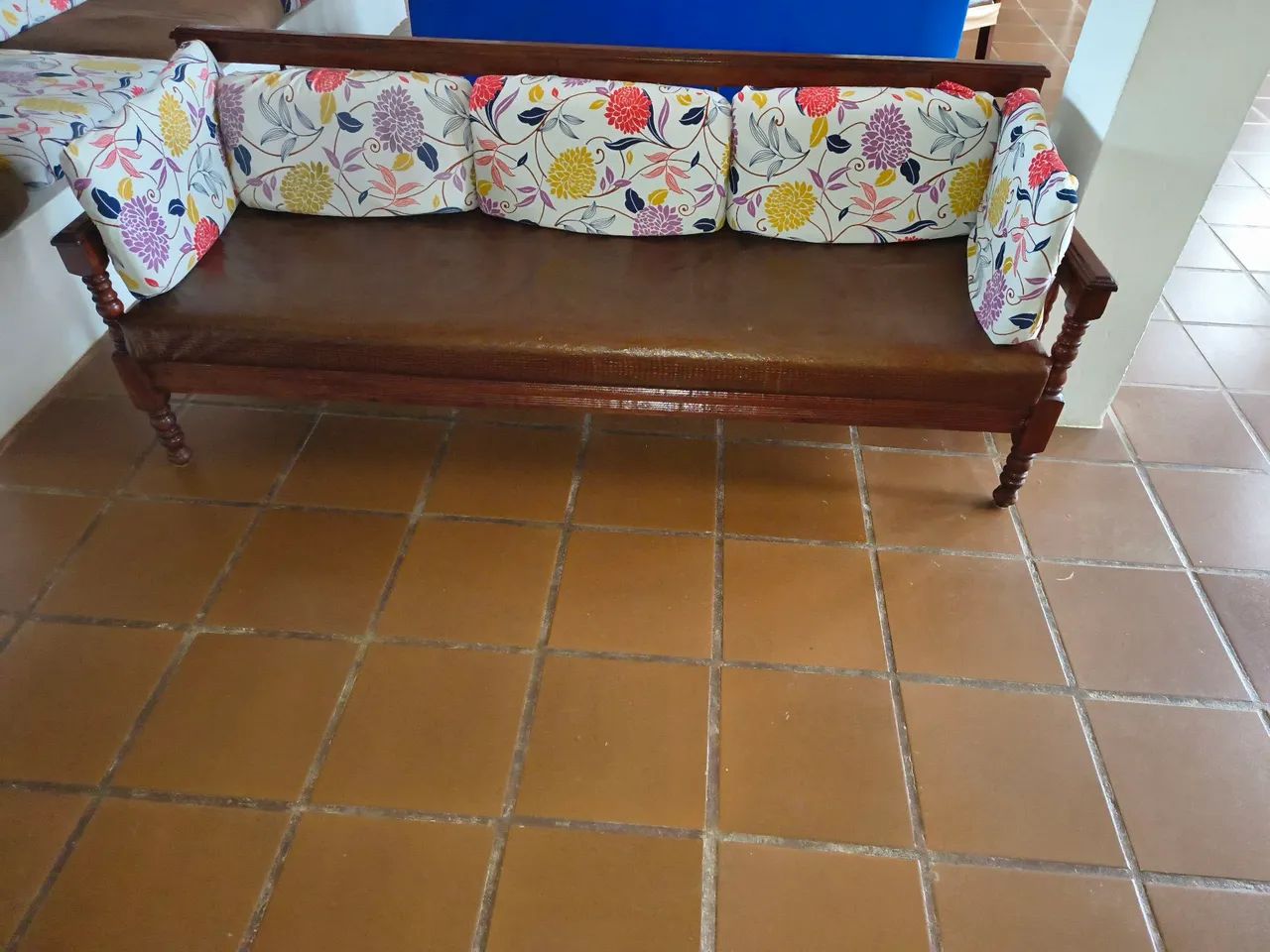 Poltrona madeira de almofadas 