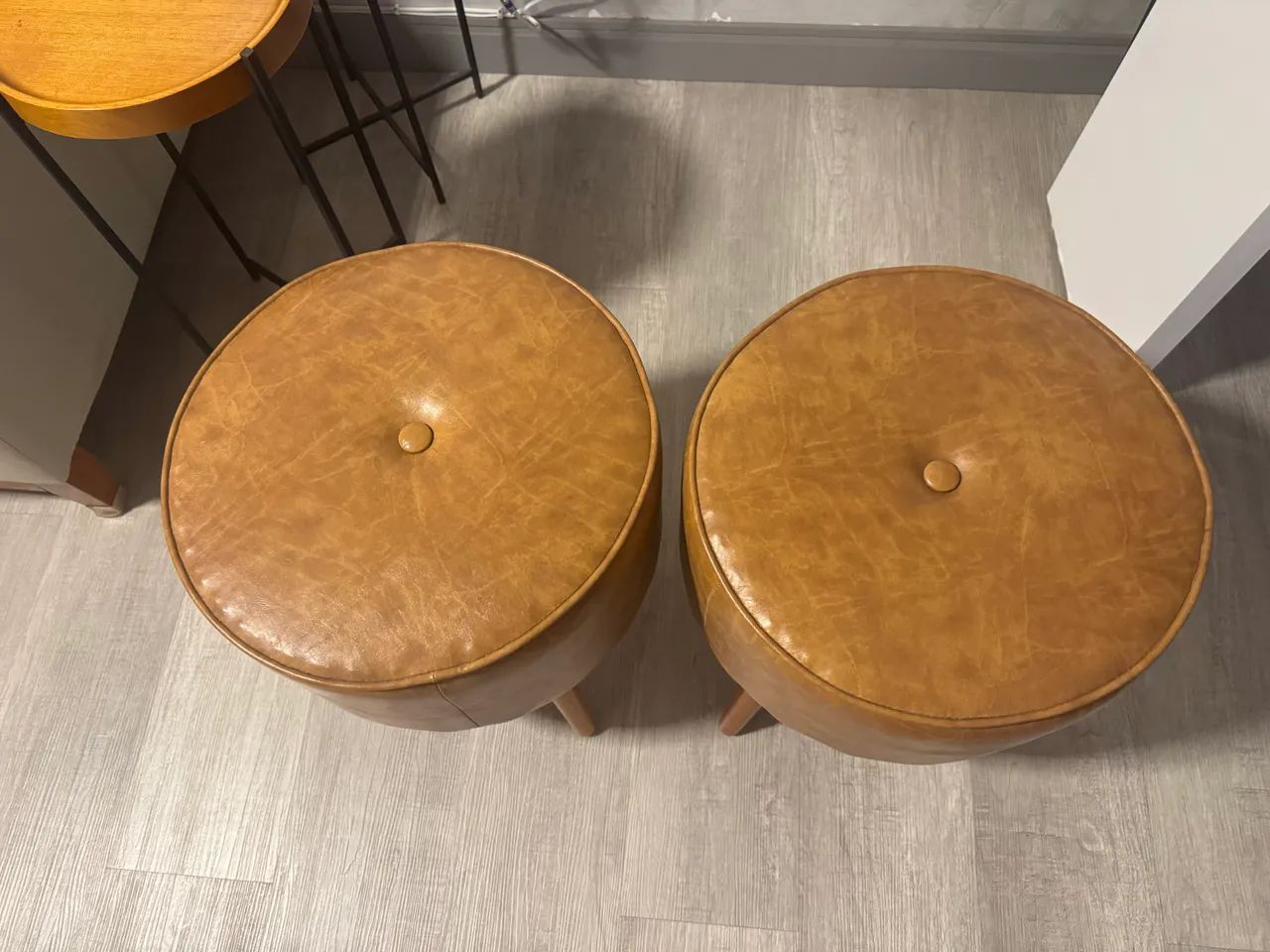 Puff em couro da TOK & STOK.  R$300,00  cada  - Foto 3