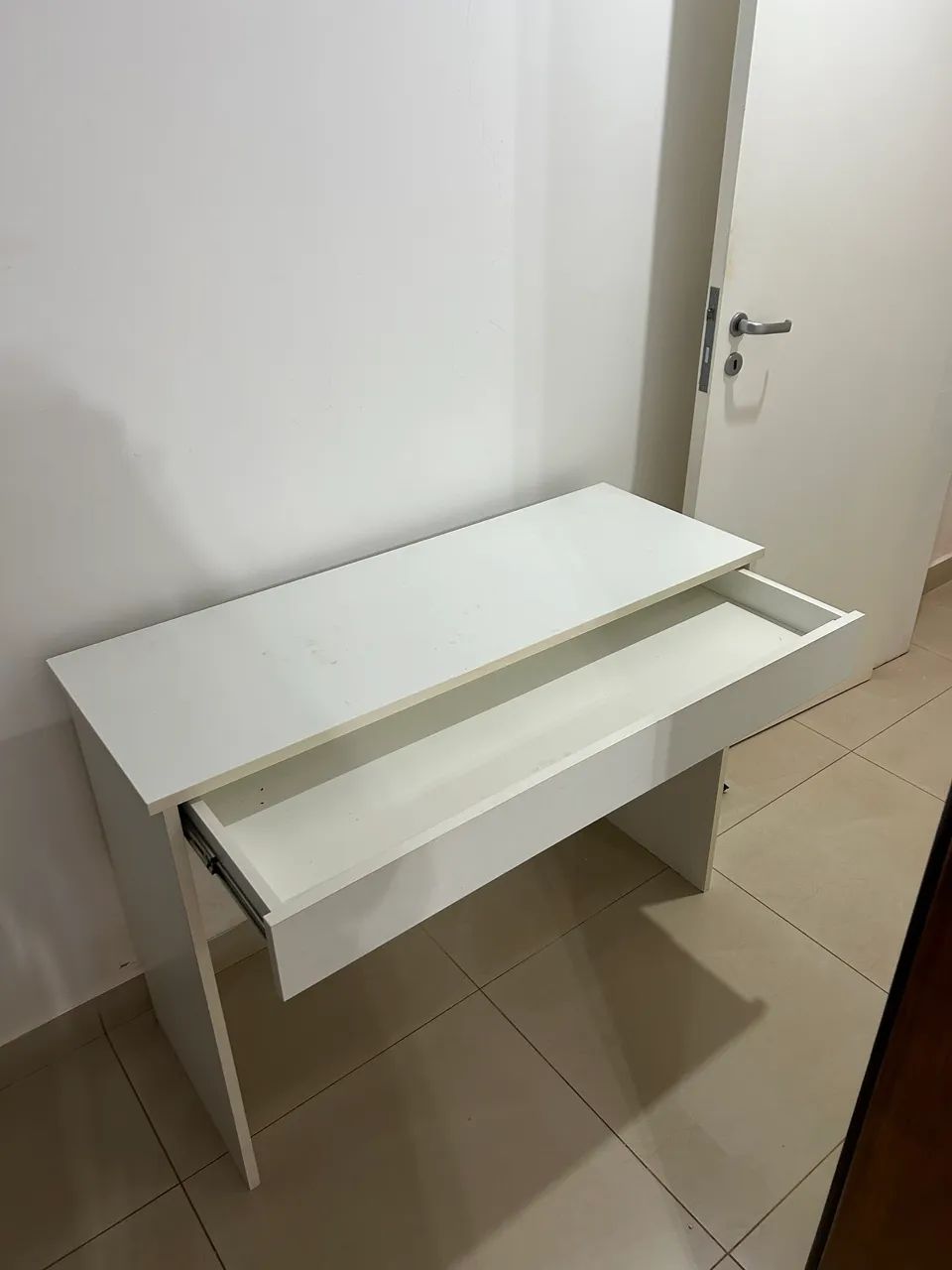 Escrivaninha branca