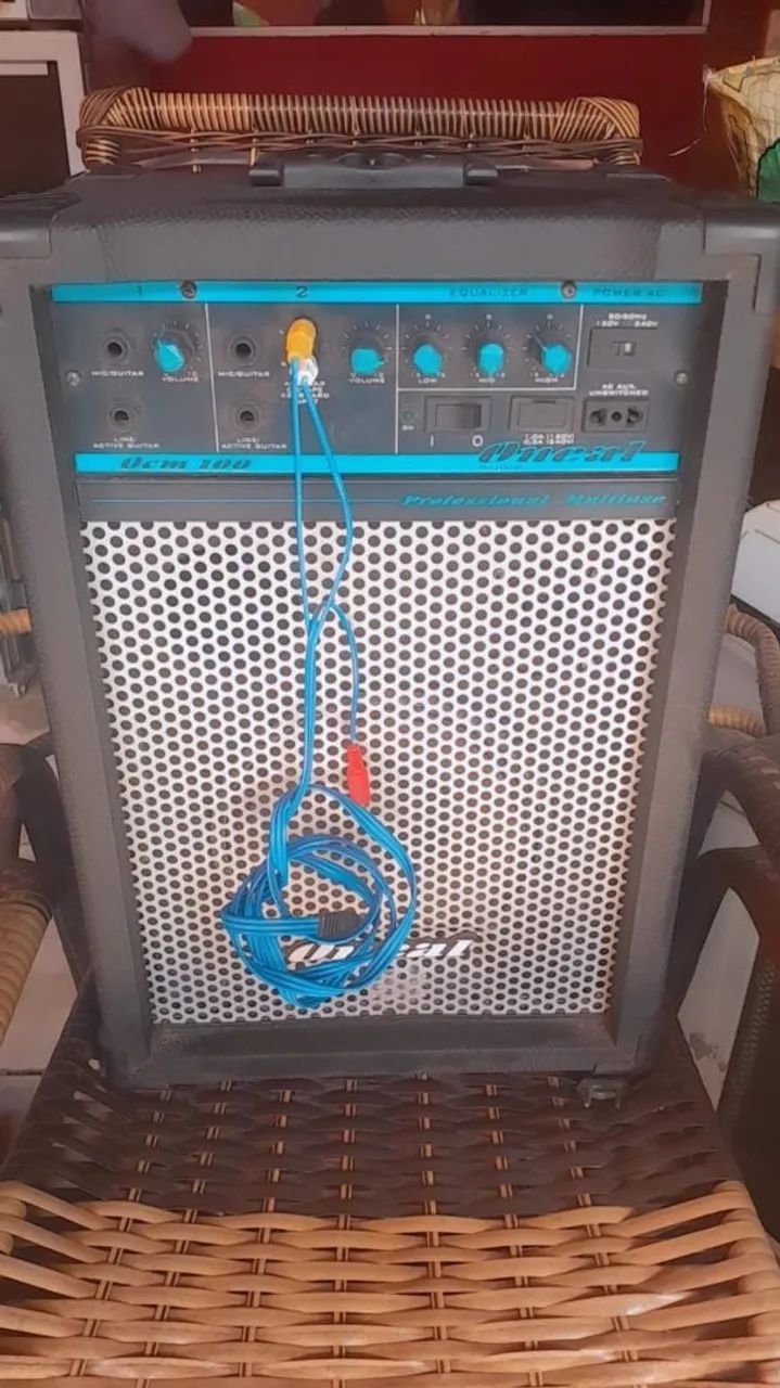 Caixa de som com microfone 