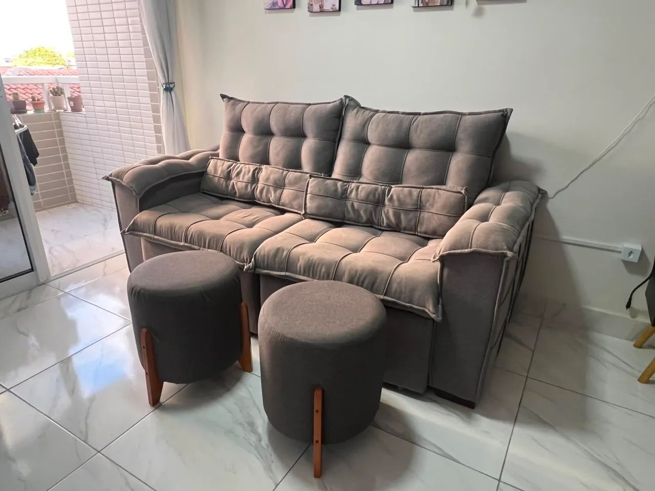Sofa retrátil e reclinável acompanha 2 puffs  - Foto 5