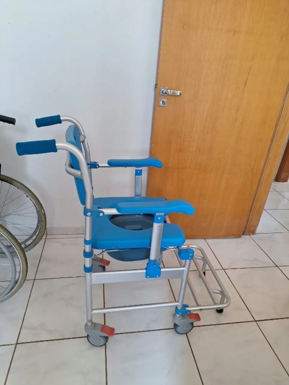 Cadeira de banho e higiene com rodas - Foto 3