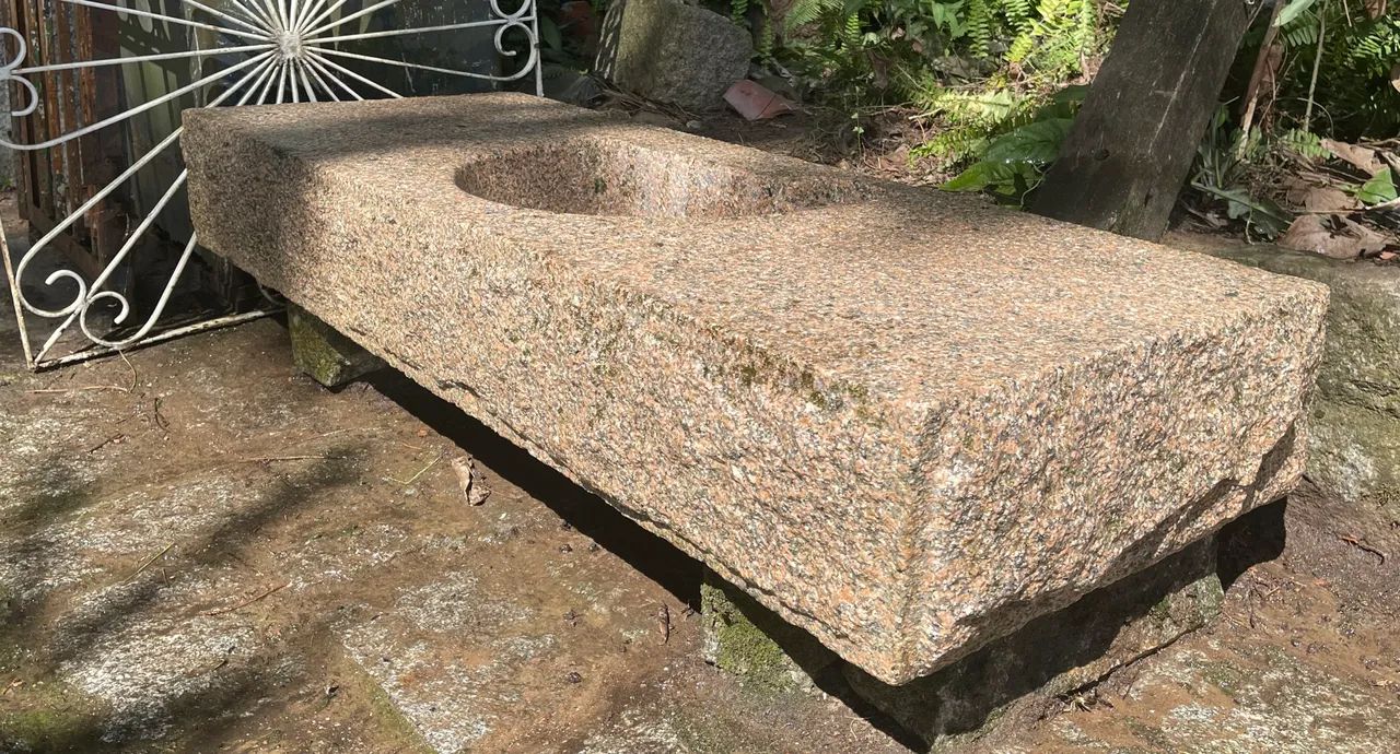 Pia de pedra bruta, granito rosado.