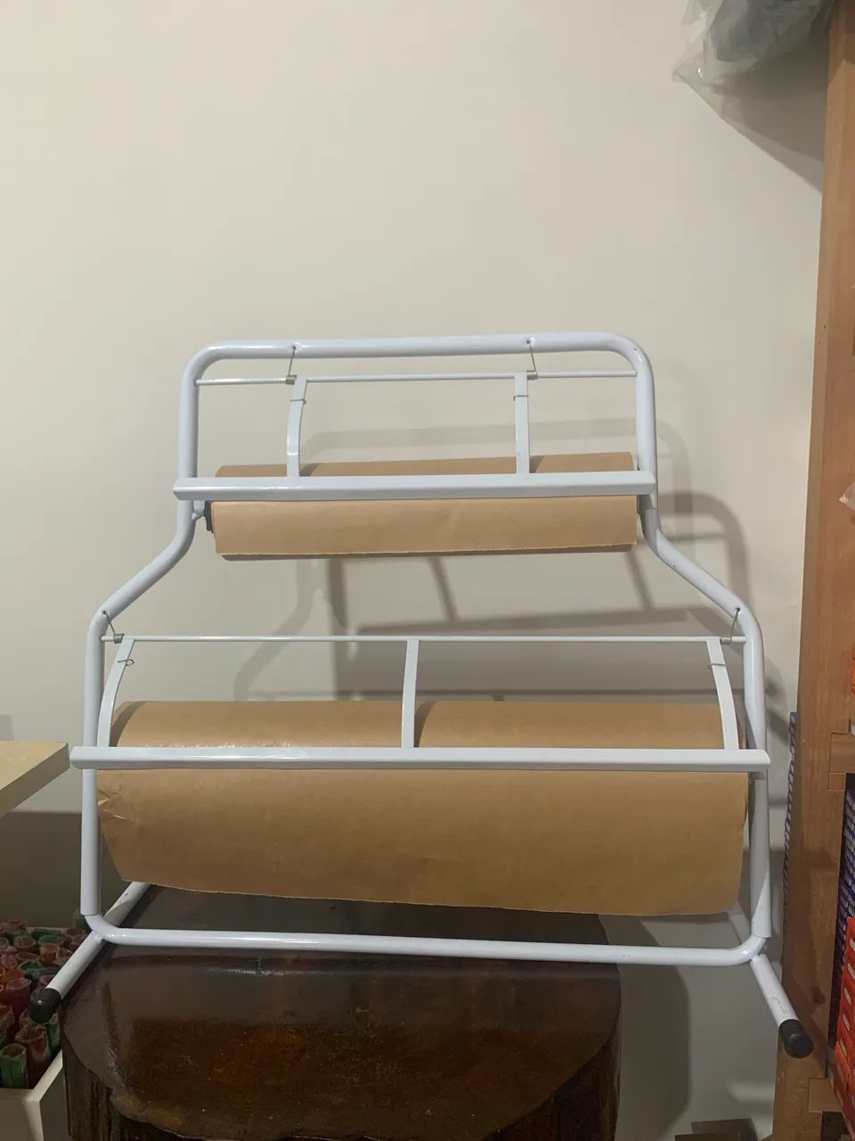 Expositor para bobina de papel kraft(com 2 rolos de papel)
