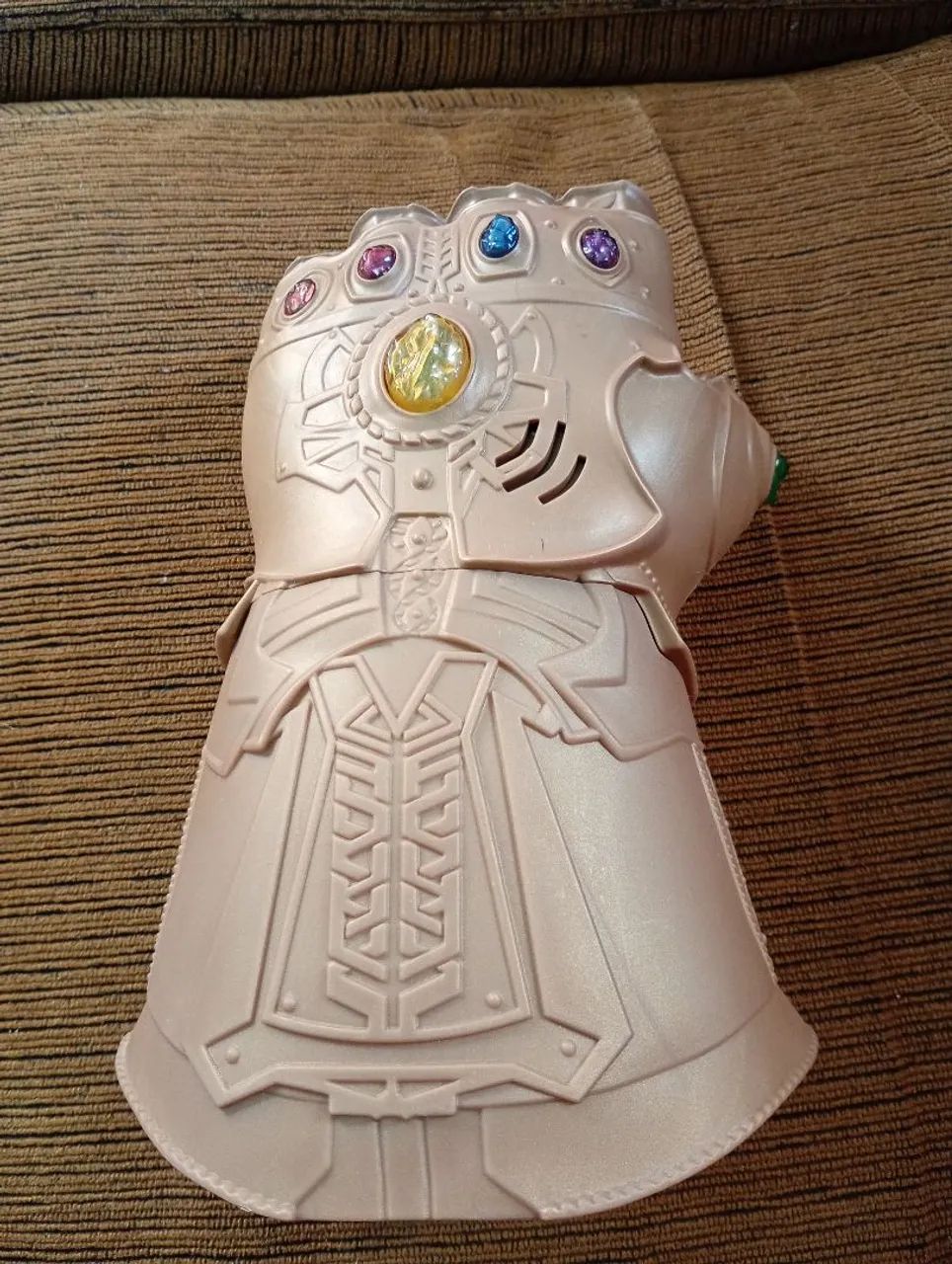 Manopla Thanos Marvel com defeito 