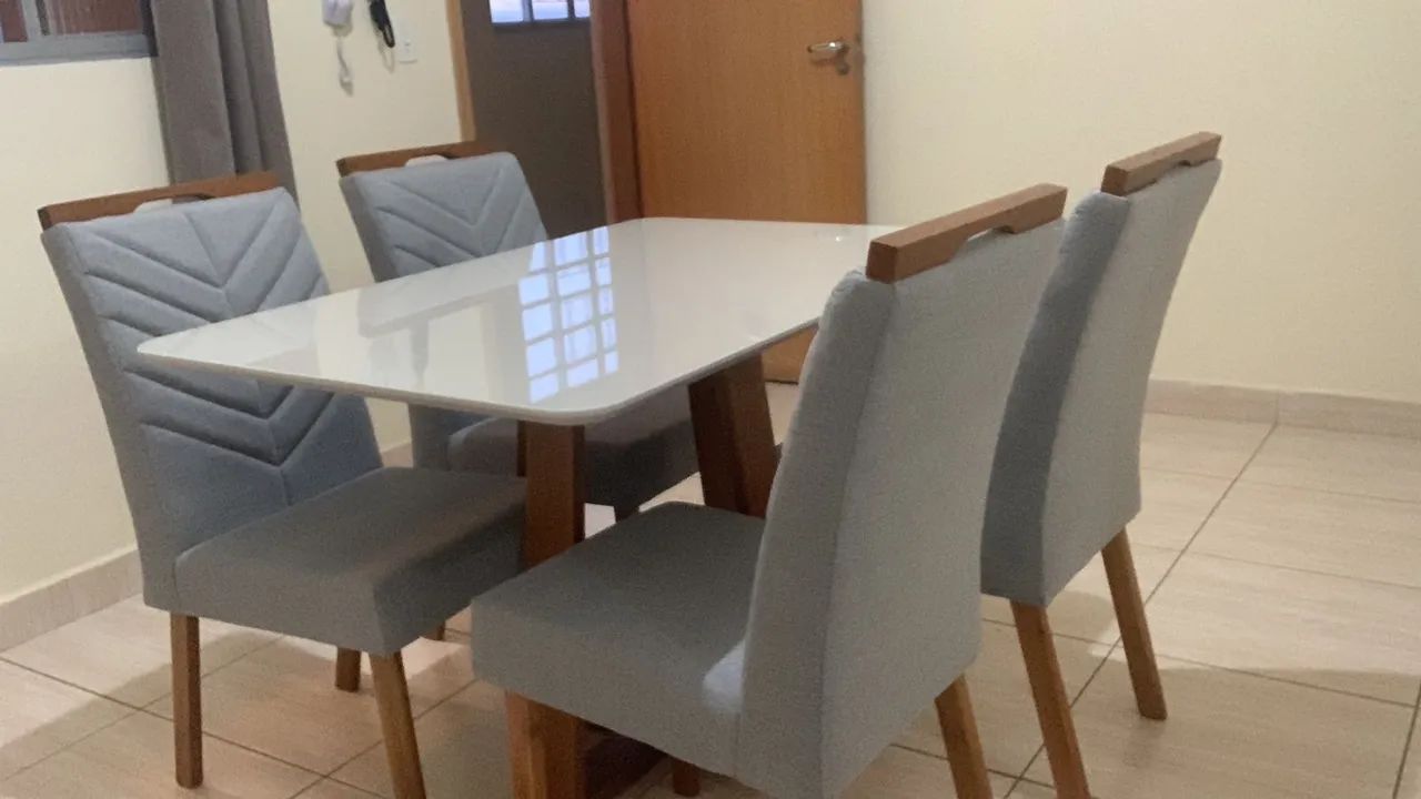 Mesa de vidro 4 cadeiras perfeito estado