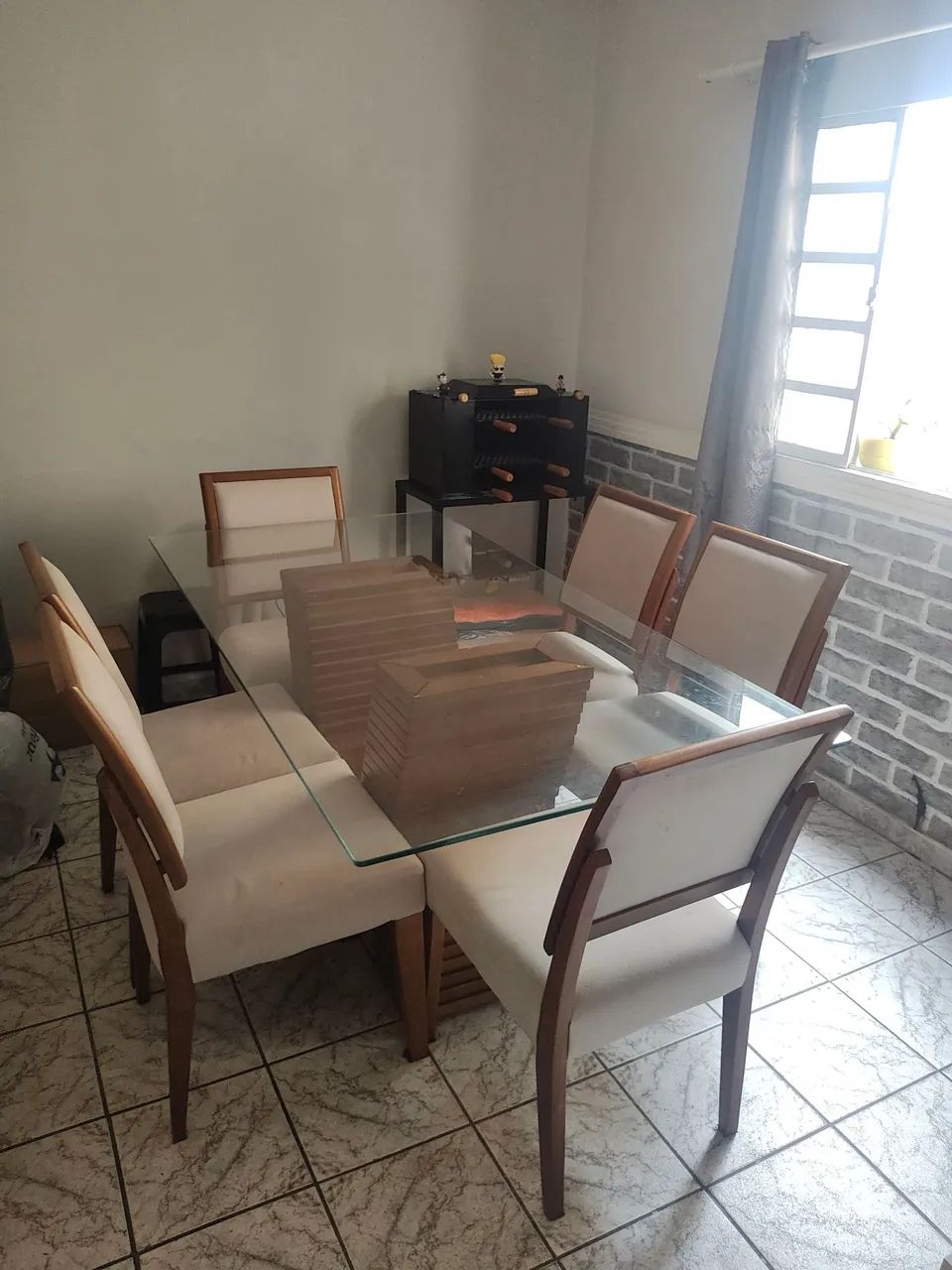 Mesa maciça com 6 cadeiras