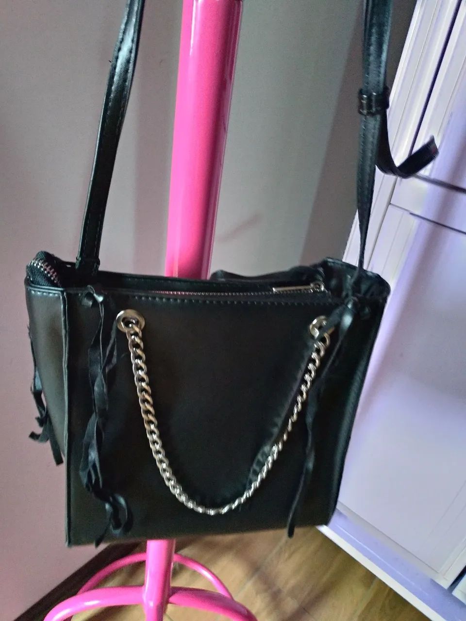 Bolsa preta com chaveiro de estrela ( nunca usada)  - Foto 3
