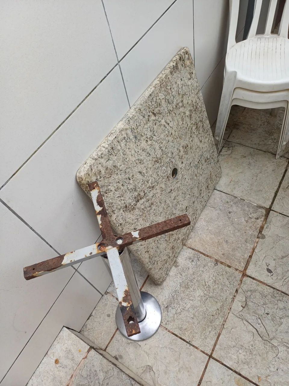 Mesa de Mármore com Base fixa de aço inox