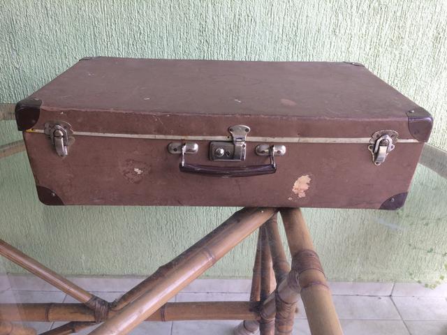 Mala rígida tipo baú. Vintage!