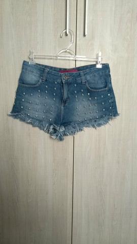Short com detalhe de spikes
