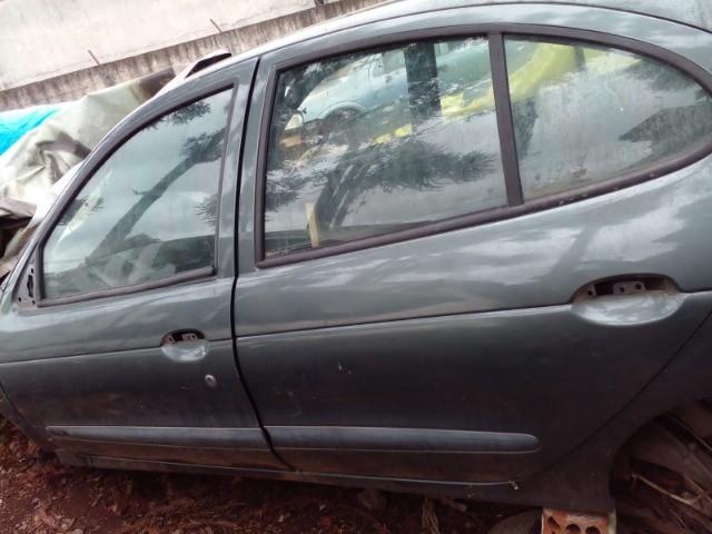Porta esquerda dianteira e traseira renault megane 