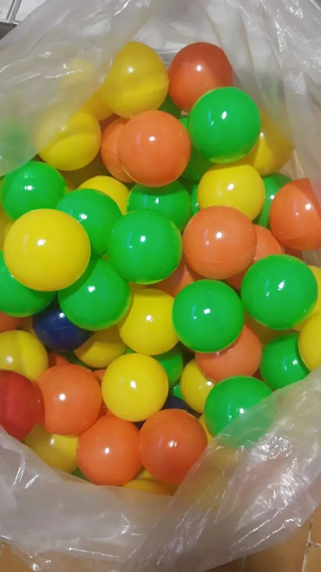 Bolinhas para piscina entre outros brinquedos infantis  novos 