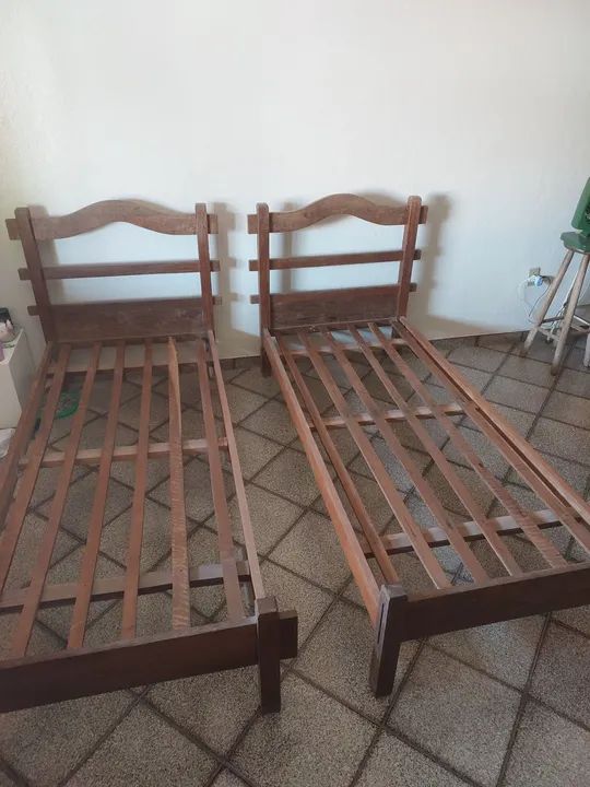 2 Camas de Solteiro de Madeira Maciça Sucupira