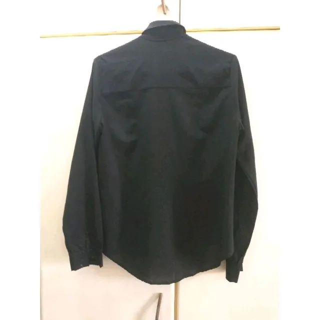 camisa preta com dobraduras babados - Foto 3