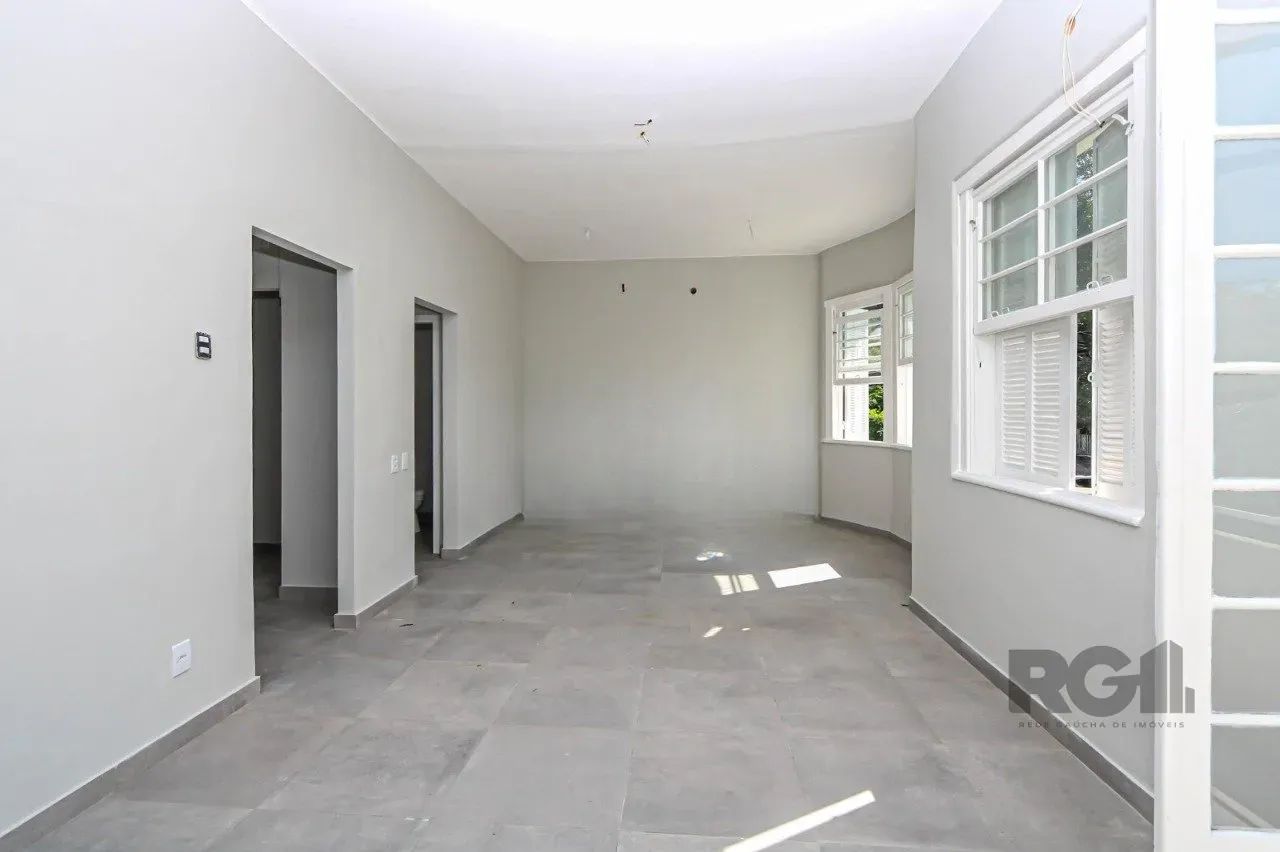 Casa Comercial de 290m² no Bairro Auxiliadora - Porto Alegre, 14 salas, 6 vagas.Esta casa  - Foto 2