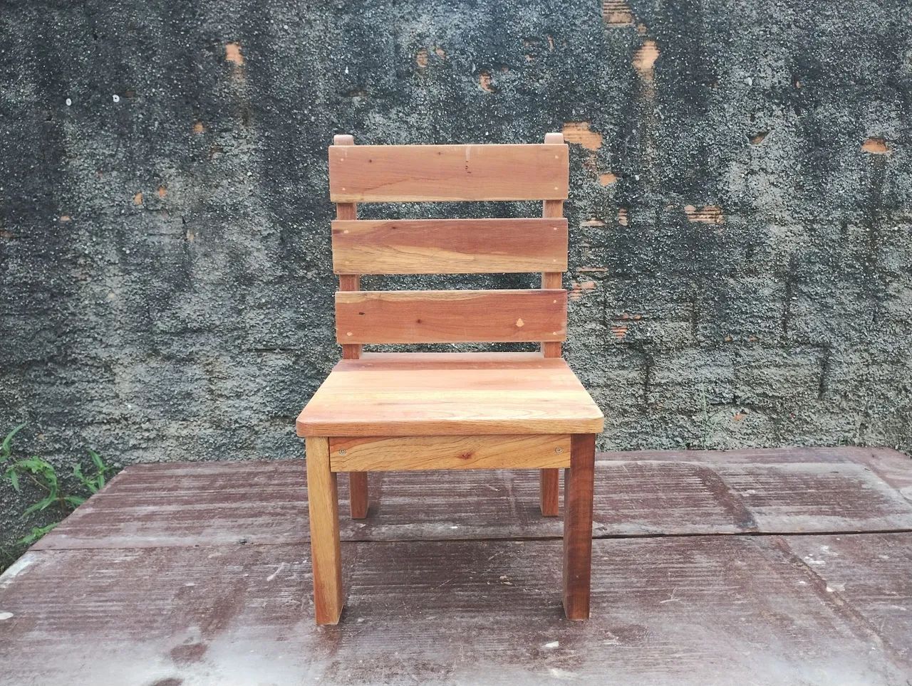 Cadeira infantil de madeira 