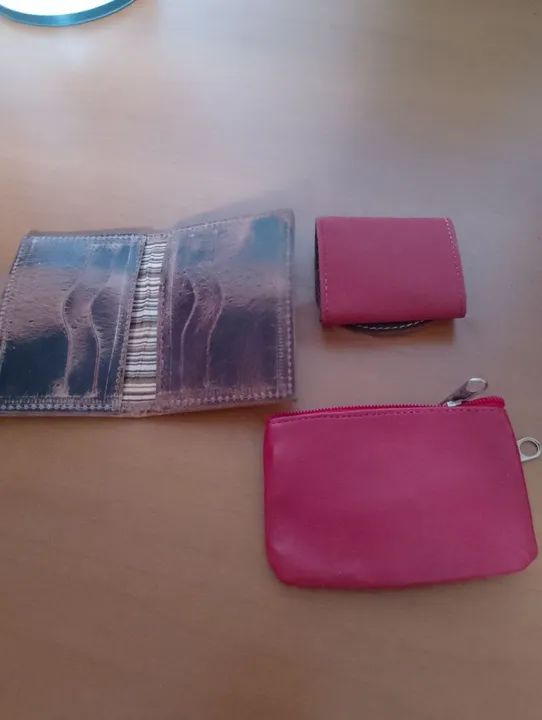 Bolsa de mão e carteiras em couro e porta moedas e sem uso  - Foto 2