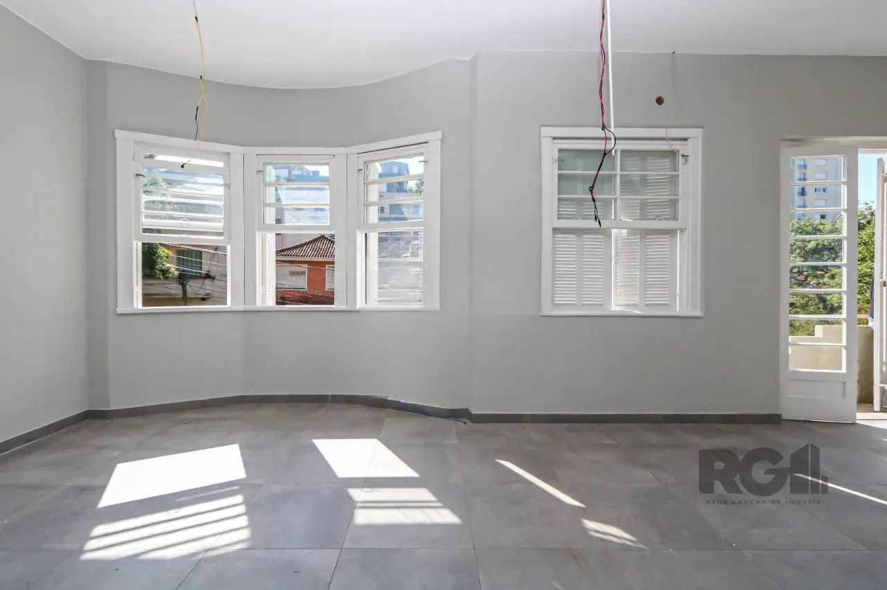 Casa Comercial de 290m² no Bairro Auxiliadora - Porto Alegre, 14 salas, 6 vagas.Esta casa 