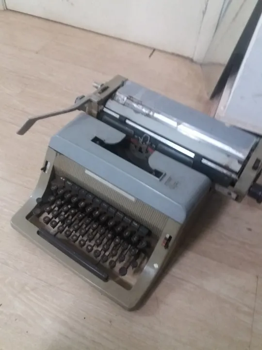 maquina de escrever olivetti