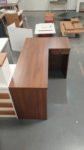 mesa em L ameixa negra ripada em branco - Foto 2