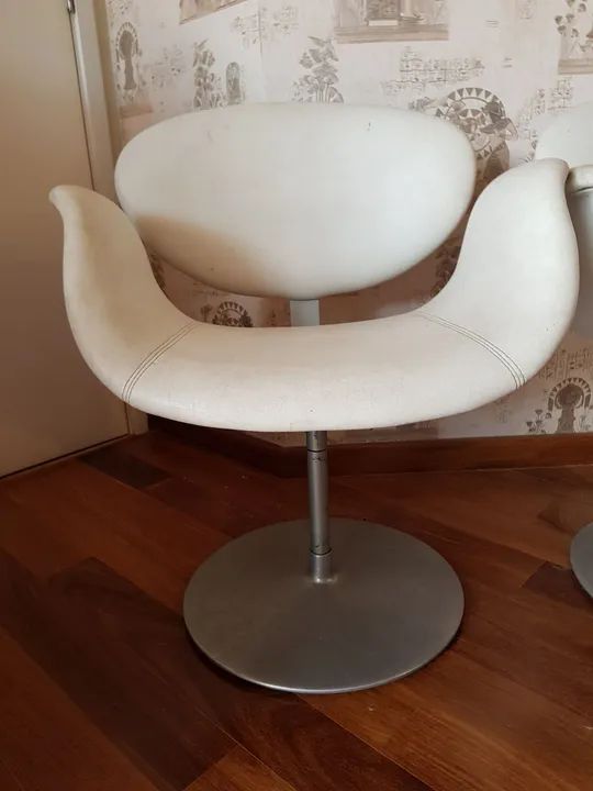 Duas Poltronas giratórias tipo Tulipa em courino branco - Foto 3