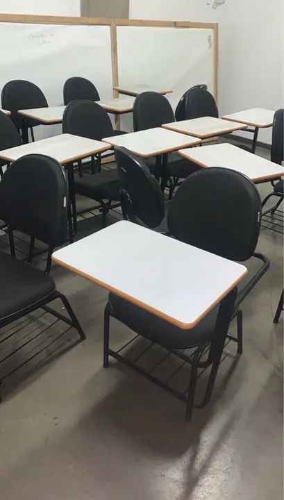 Cadeira universitária preta com prancheta 