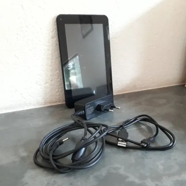 Tablete  CCE + carregador 