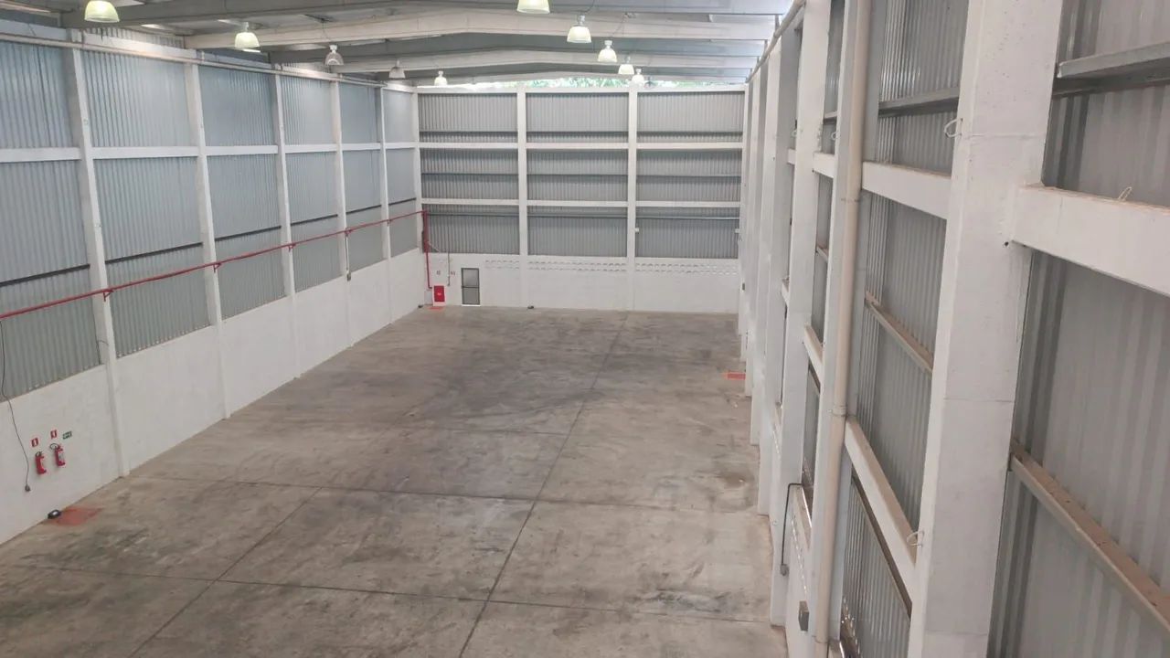 Galpão com 850 a 1700 m2, pé direito 12,5 m, mezanino, 2 docas e piso industrial, próximo  - Foto 2