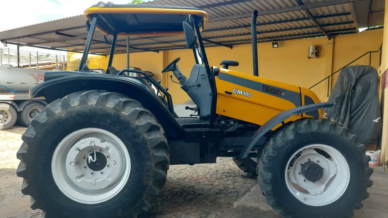 Trator Valtra BM100 ano 2009